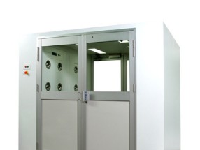 Nguyên tắc vận hành các thiết bị phụ trợ (Air Shower, Pass Box) theo quy trình chuyển vật liệu?